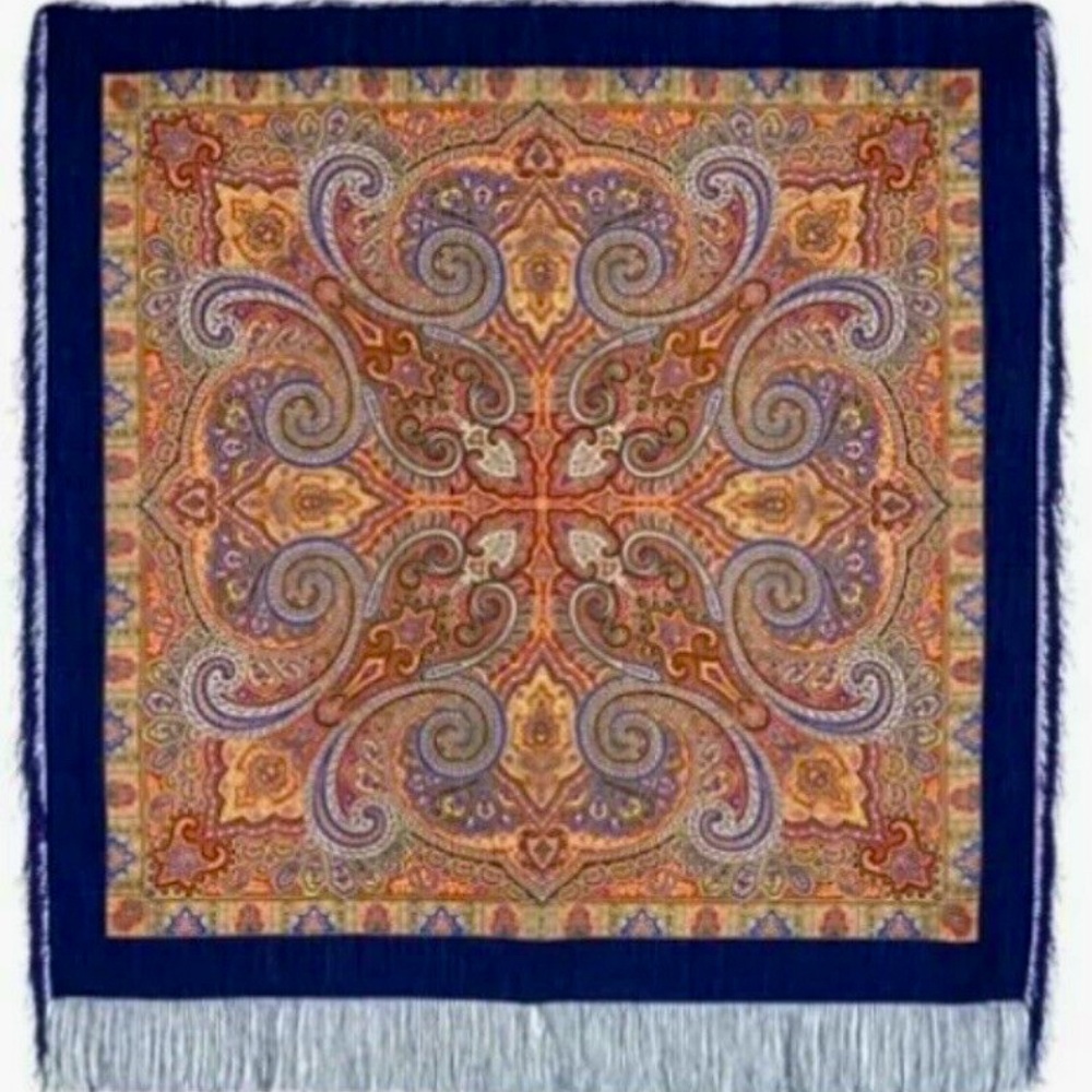 Scarf/shawl with fringes
125x125cm (without fringes)

New without tag !!!